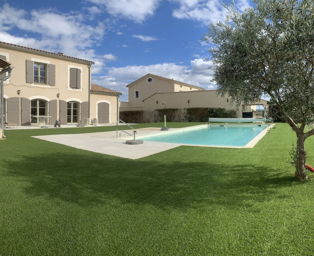 jardin pelouse artificielle nîmes faux gazon toujours vert