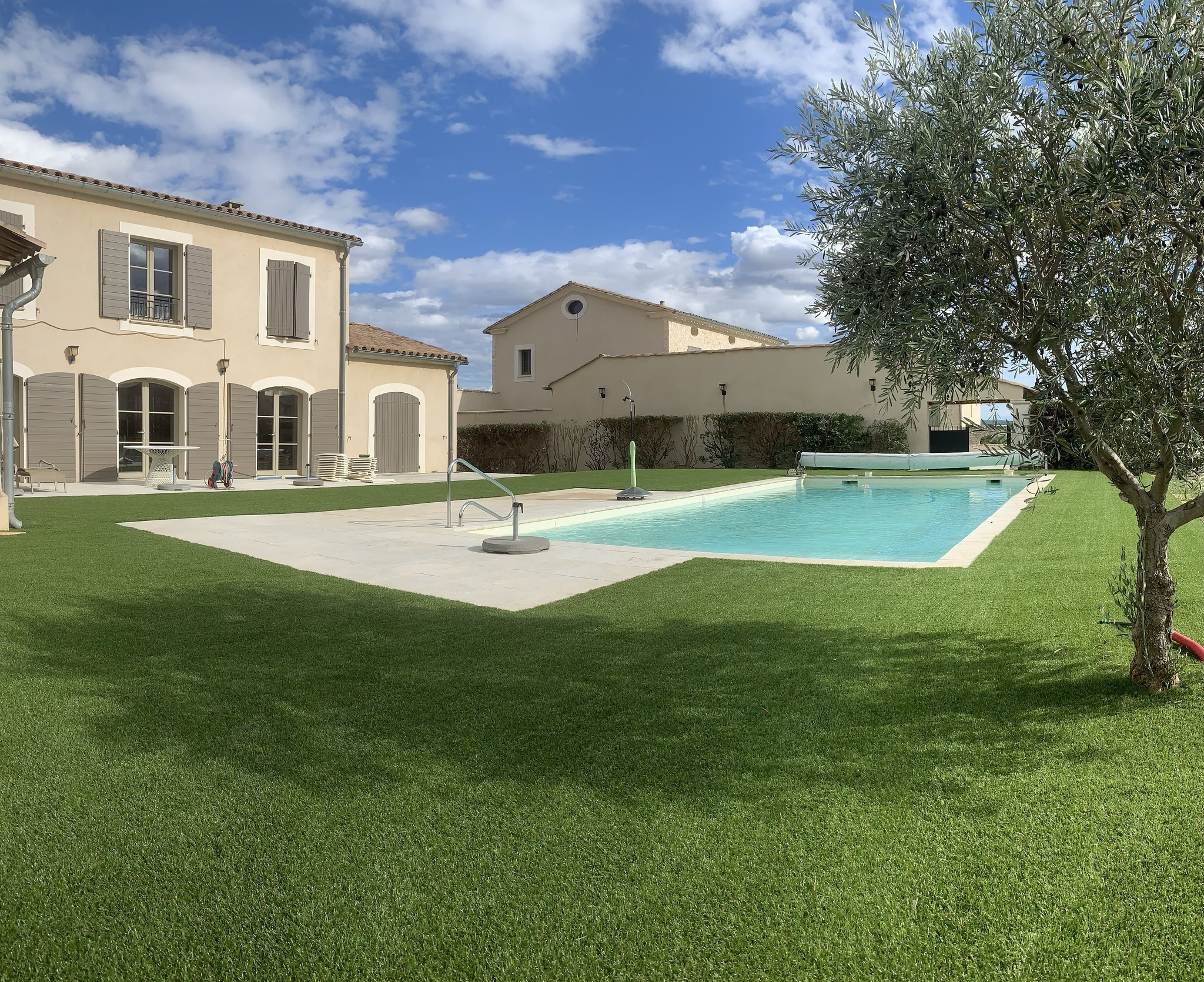 jardin pelouse artificielle nîmes faux gazon toujours vert
