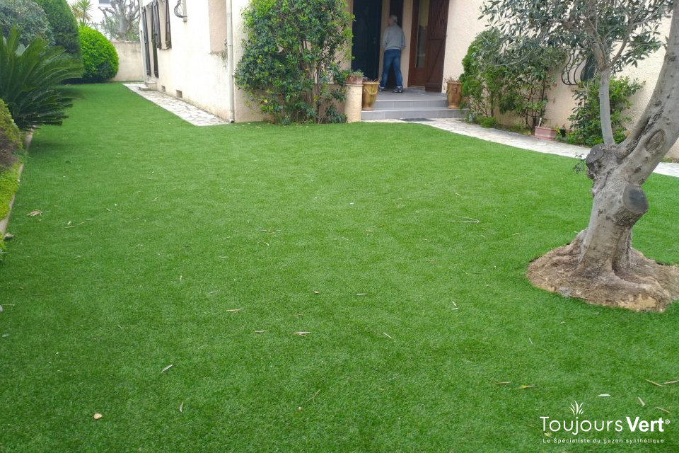 Jardin en gazon synthétique dans l'Hérault