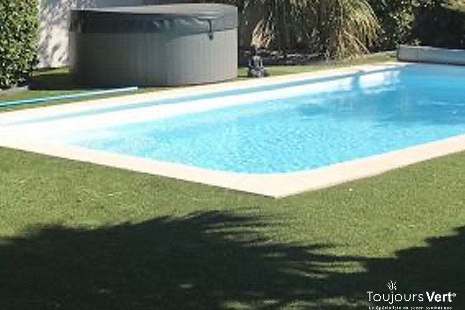 Pose d'un gazon synthétique autour d'une piscine entre Montpellier et Béziers