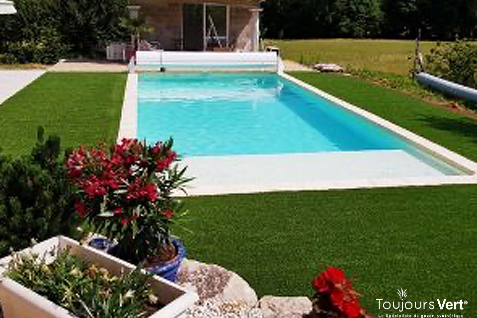 Réalisation d'un tour de piscine en pelouse artificielle à Roujan
