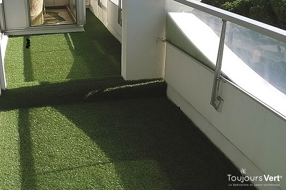 Villeurbanne, réalisation d’une terrasse en gazon synthétique
