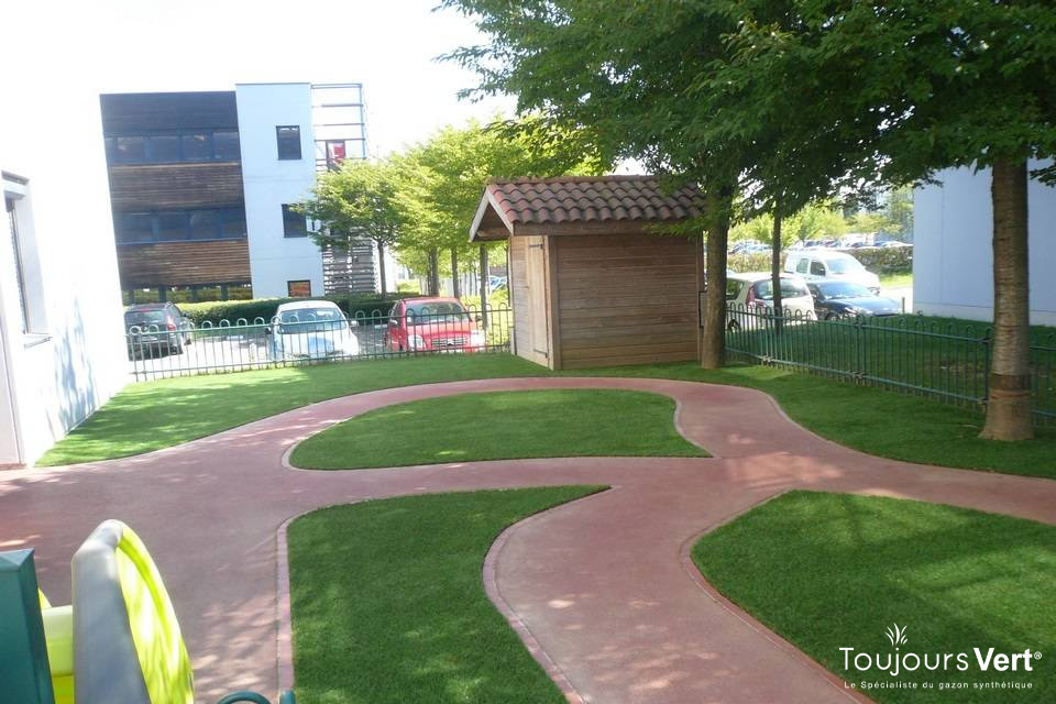 gazon-cour ecole oasis-savoir rouler